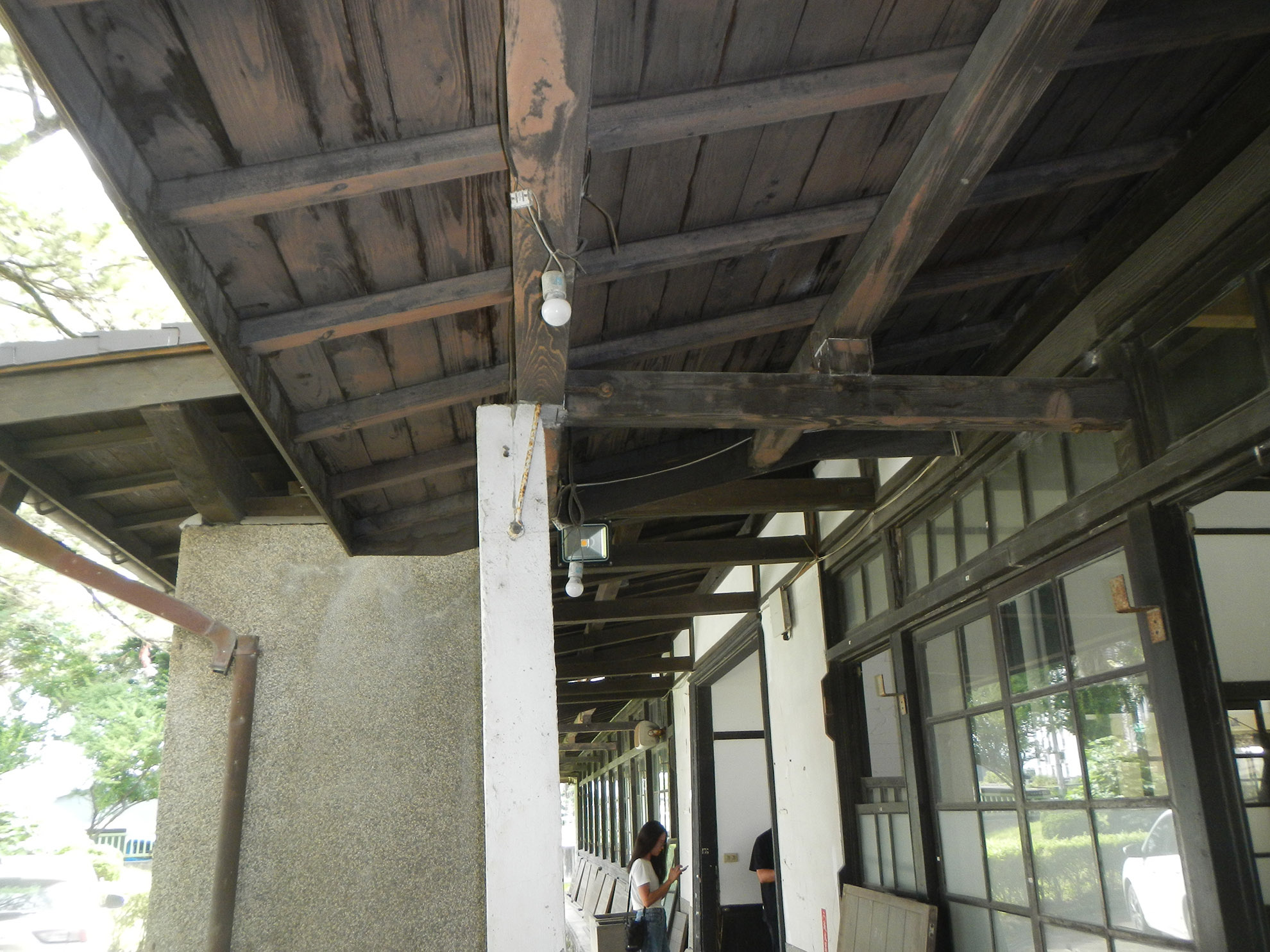 malgré le dispositif de maintient, la chapente a glissé par rapport au poteau en béton - ancienne gare en bois 1936